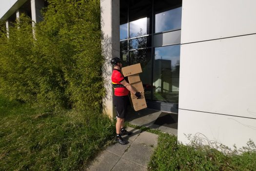 Livraison des colis jusqu'au bureau du client par Vélo Expresss à Genève.