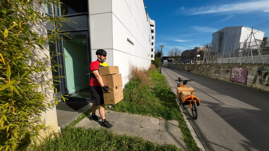 Récupération des colis avant livraison à vélo dans tous Genève.